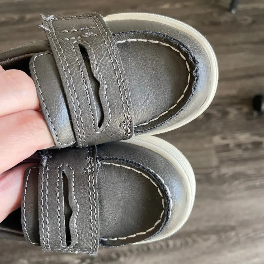 OshKosh B'gosh Toddler Size 4 Gray Velcro Slip-On Casual Shoes